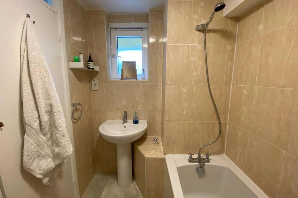 Apartamento Two Bedroom Garden Flat In Zone 2 *