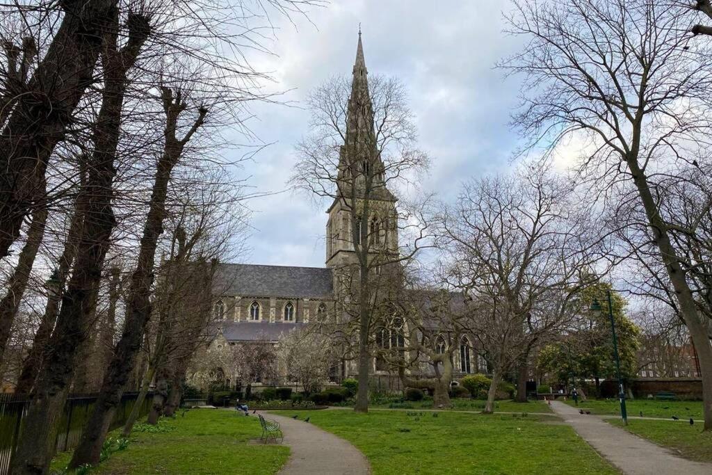 Two Bedroom Garden Flat In Zone 2 * Londres